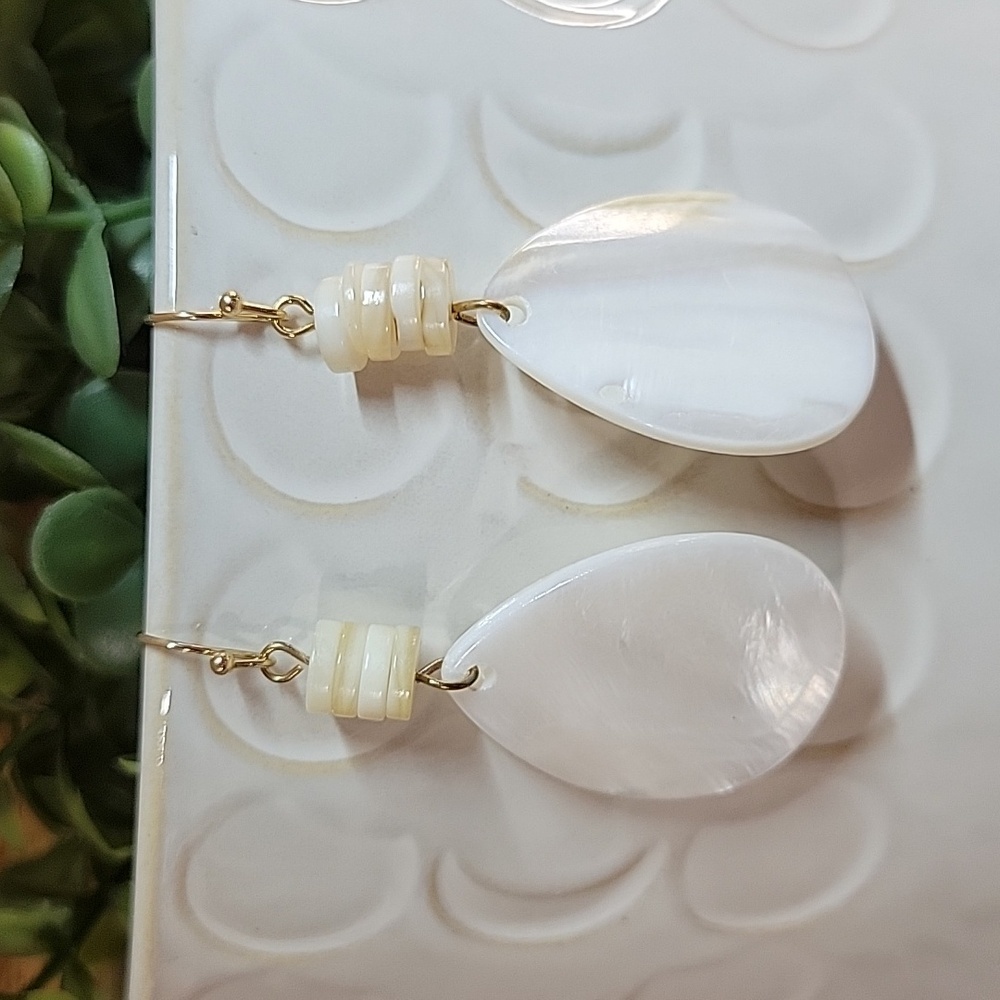 TROPICAL SHELL DROP EARRINGS - Picture 5 of 6